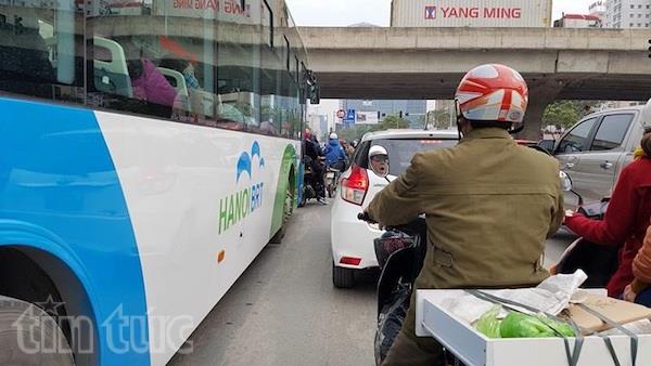 Có dải phân cách cứng vẫn 'vô tư' chiếm làn xe buýt nhanh ảnh 7